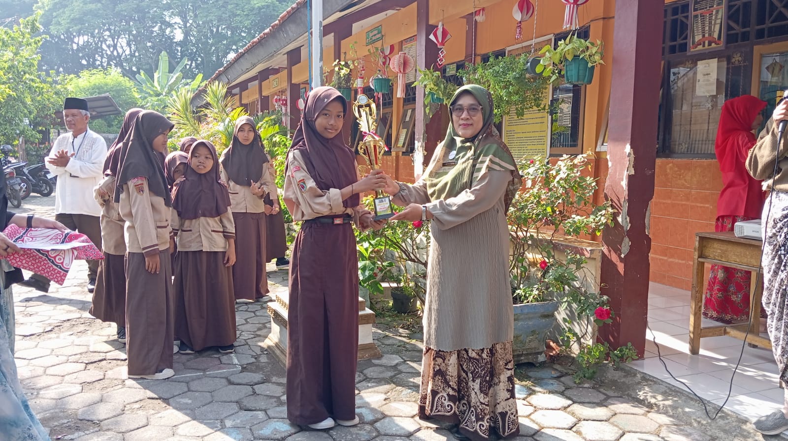 Penyerahan Piala juara Lomba Bercerita Islami MAPSI Tingkat Kota Tahun 2024